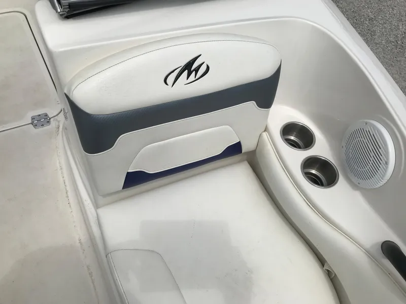 Slide: The Image of 2010 Monterey 214FS boat seat with cup holders and speaker. - 17