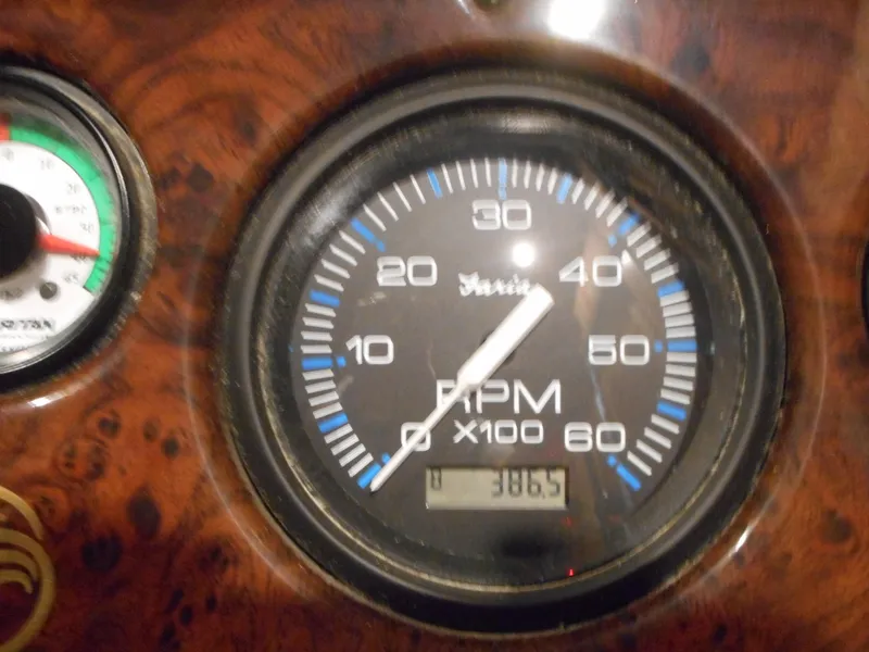 Slide: The Image of 2006 Sumerset Double Dippin RPM gauge showing 386.5 hours. - 12