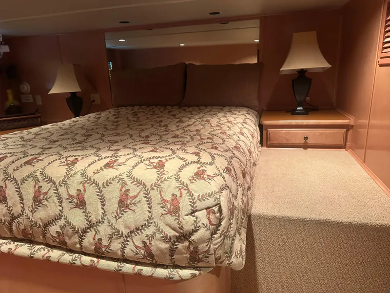Slide: The Image of Sumerset Double Dippin 2006 houseboat bedroom with cozy bed and bedside lamps. - 29