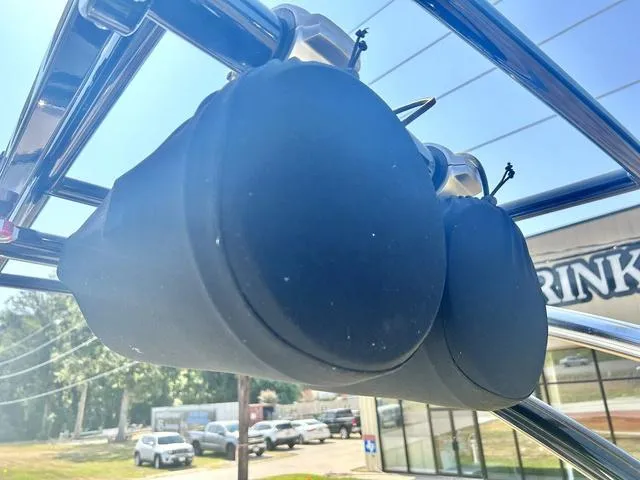 Slide: The Image of Cobalt R7 Surf 2021 - 53