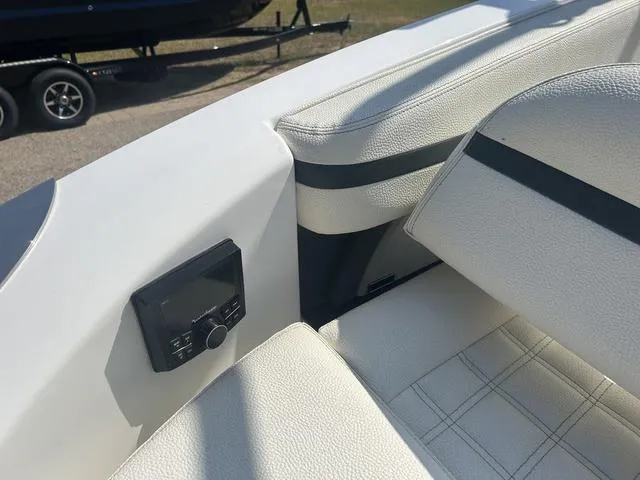 Slide: The Image of Cobalt R7 Surf 2021 - 65