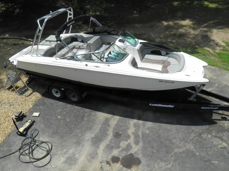 Slide: The Image of 2006 MasterCraft 280 SST boat on trailer, top view. - 5