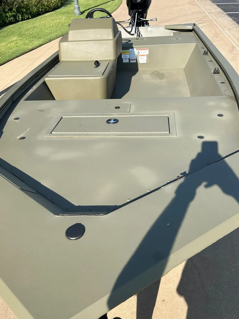 Slide: The Image of 2024 Tracker Grizzly 1648 SC fishing boat interior. - 4