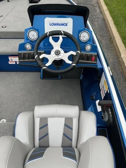 Slide: The Image of 2024 Nitro Z18 Pro boat cockpit with Lowrance electronics and modern steering wheel. - 4