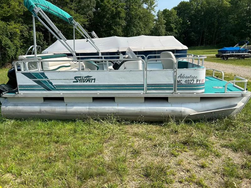 The Image of 1994 Sylvan Advantage 20 pontoon boat on grassy area with trees in background. - 0