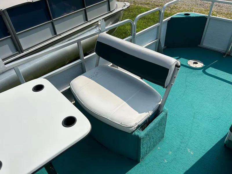 Slide: The Image of 1994 Sylvan Advantage 20 boat interior with teal carpet and white seating. - 6