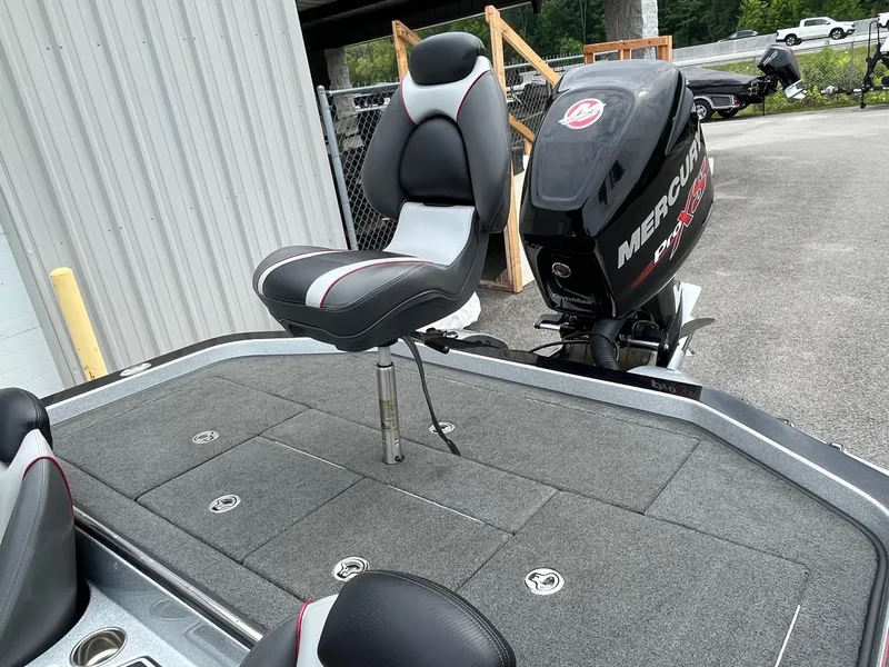 Slide: The Image of 2016 Ranger Z520C boat with Mercury Pro XS engine and cushioned seat. - 11
