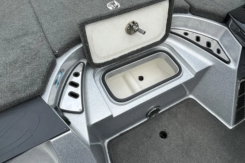 Slide: The Image of 2016 Ranger Z520C boat storage compartment and livewell. - 7