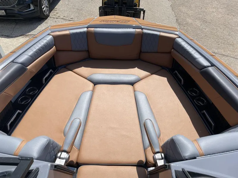 Slide: The Image of Malibu M220 2023 - 5