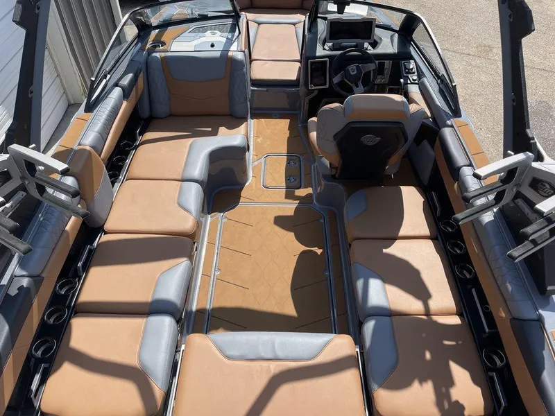 Slide: The Image of Malibu M220 2023 - 7