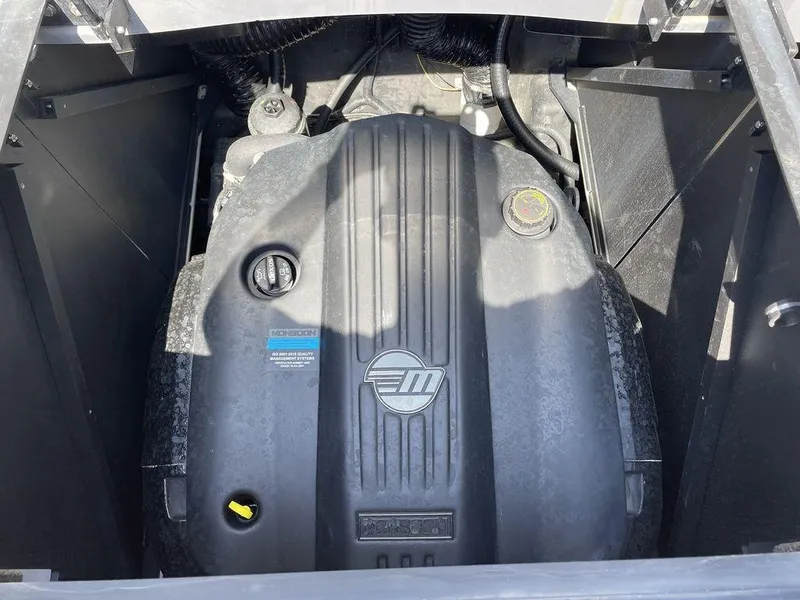 Slide: The Image of Malibu M220 2023 - 8