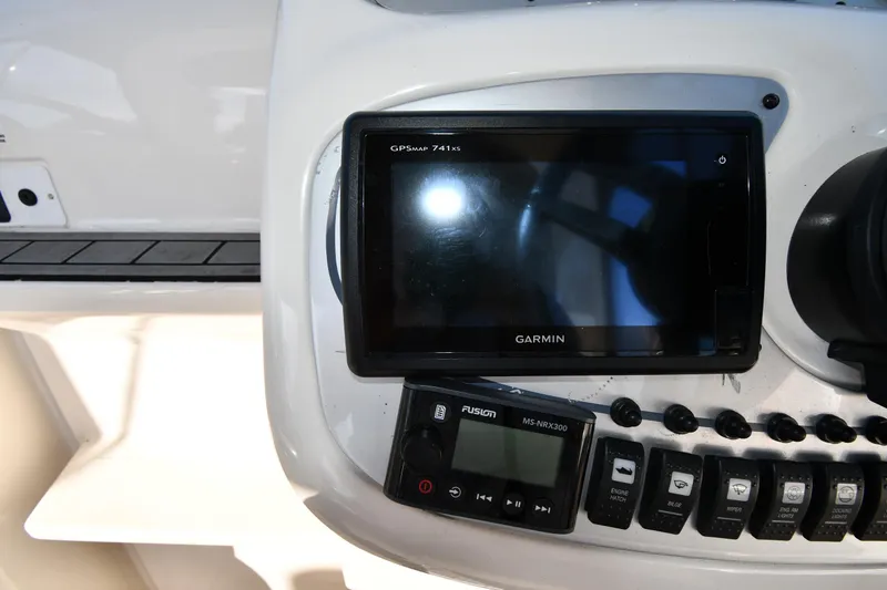 Slide: The Image of 2006 Monterey 298SC Super Sport boat with white seating and "Pura Vida" text. - 13