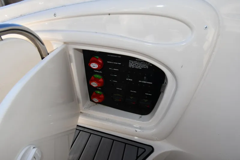 Slide: The Image of 2006 Monterey 298SC Super Sport boat with white leather seating and red accents. - 26