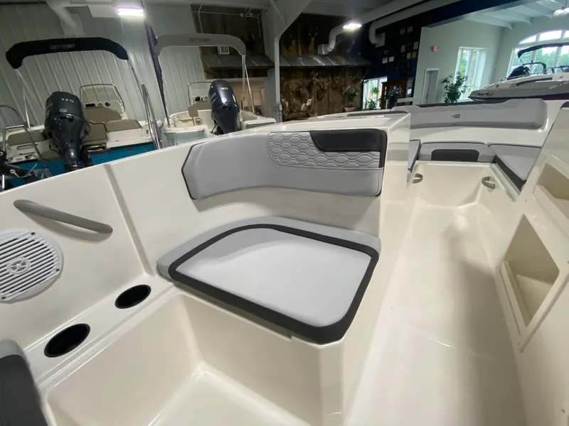 Slide: The Image of Bayliner Element M17 2024 - 12