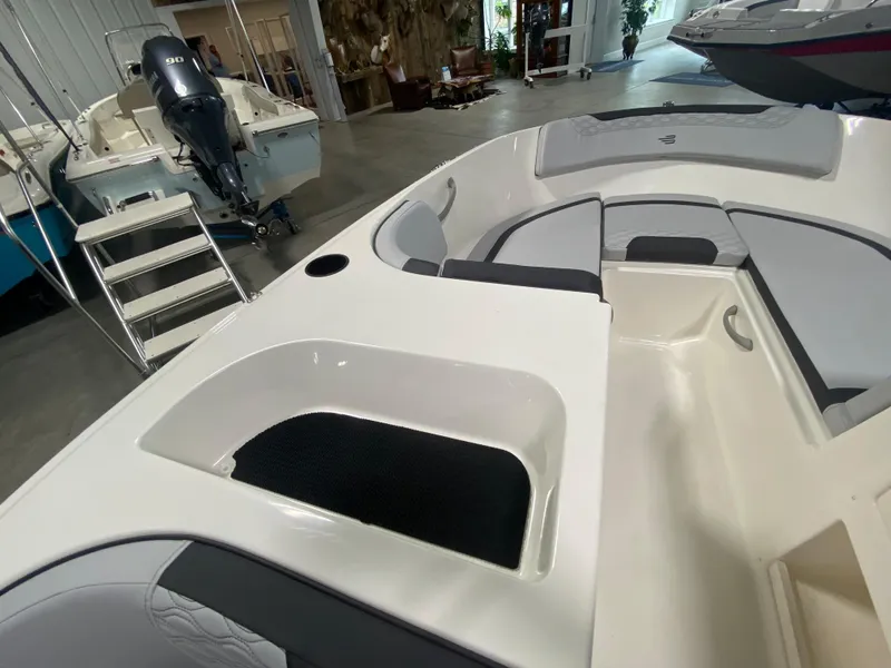 Slide: The Image of Bayliner Element M17 2024 - 15