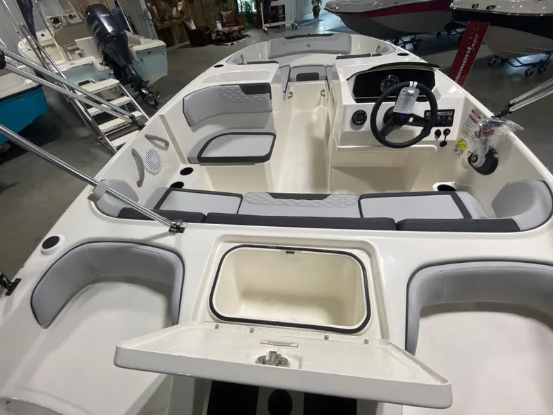 Slide: The Image of Bayliner Element M17 2024 - 6