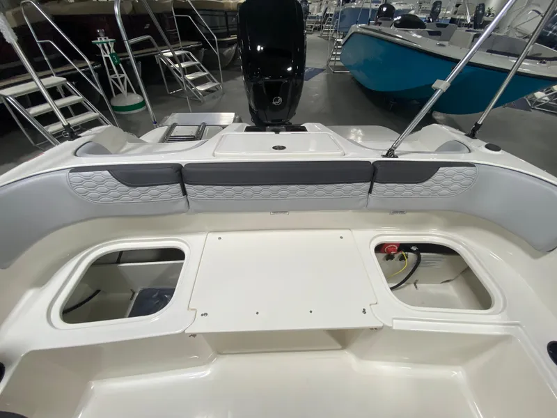 Slide: The Image of Bayliner Element M17 2024 - 8