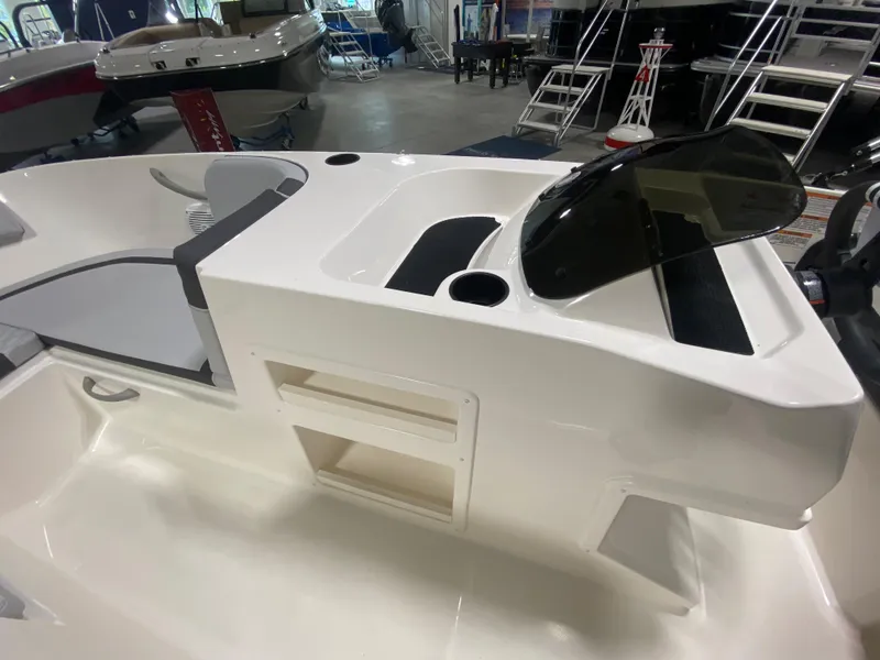 Slide: The Image of Bayliner Element M17 2024 - 14