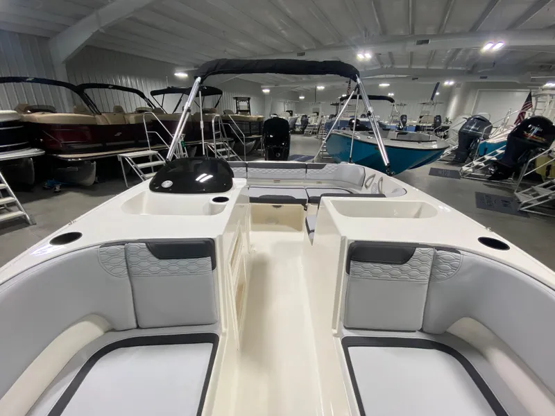 Slide: The Image of Bayliner Element M17 2024 - 18