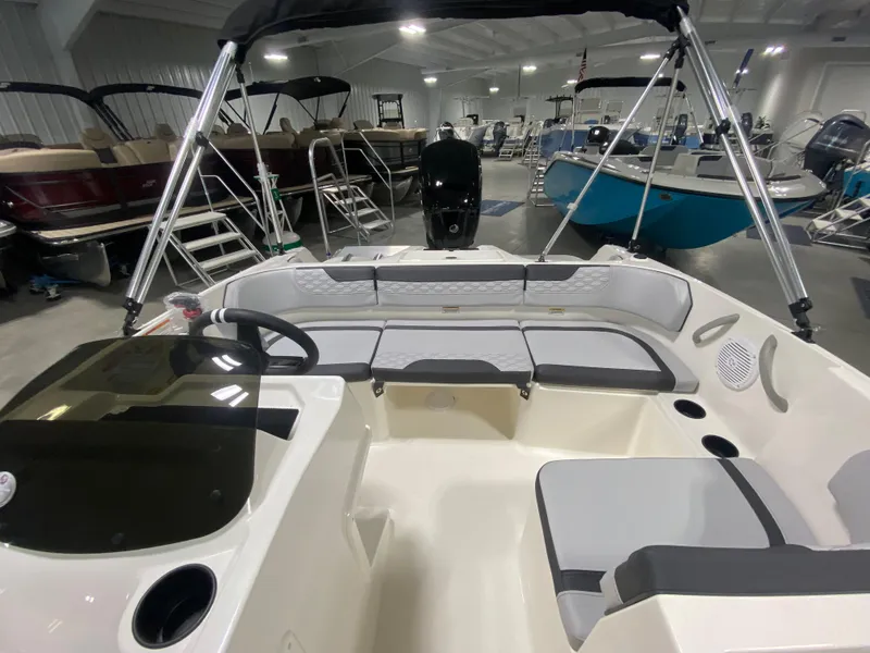 Slide: The Image of Bayliner Element M17 2024 - 7