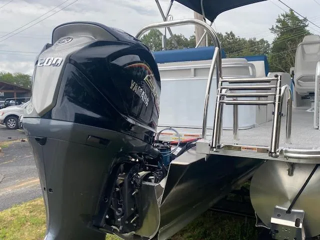 Slide: The Image of 2024 Avalon LSZ 2385 VRL pontoon boat with Yamaha 200 engine, rear view. - 7