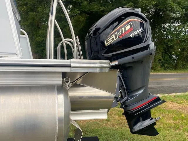 Slide: The Image of 2024 Avalon LSZ 2385 VRL with Yamaha SHO outboard motor, side view. - 8