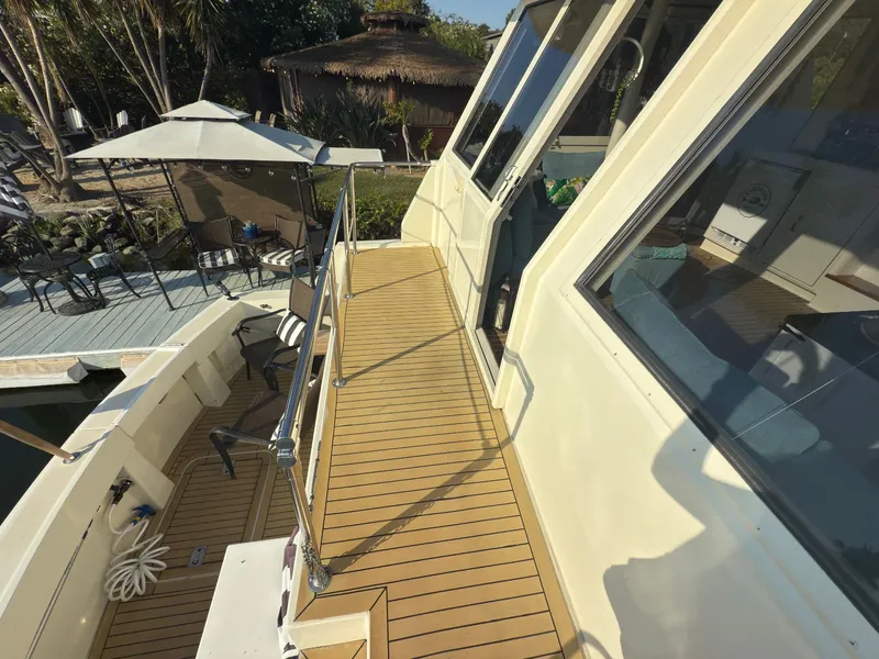 Slide: The Image of Hatteras 52 Cmy 1990 - 17