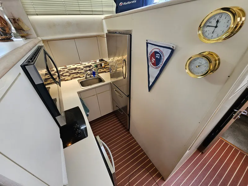 Slide: The Image of Hatteras 52 Cmy 1990 - 18