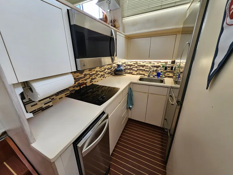 Slide: The Image of Hatteras 52 Cmy 1990 - 19