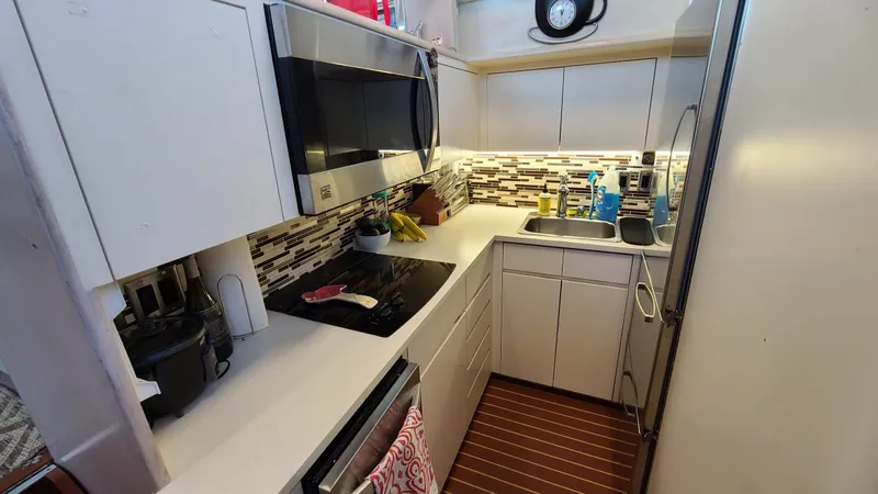 Slide: The Image of Hatteras 52 Cmy 1990 - 24