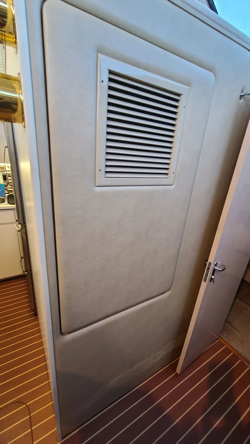 Slide: The Image of Hatteras 52 Cmy 1990 - 25