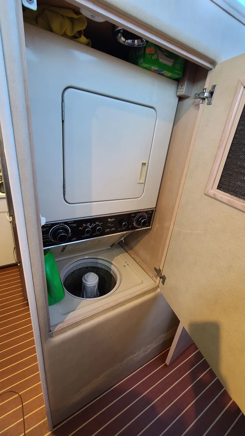 Slide: The Image of Hatteras 52 Cmy 1990 - 26