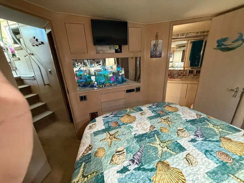 Slide: The Image of Hatteras 52 Cmy 1990 - 28