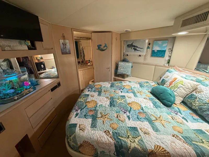 Slide: The Image of Hatteras 52 Cmy 1990 - 29