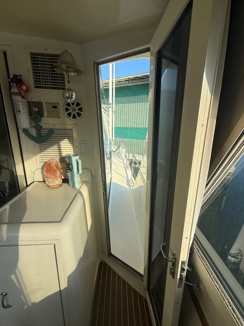 Slide: The Image of Hatteras 52 Cmy 1990 - 30