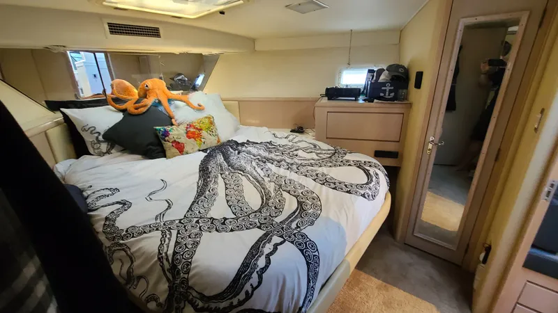 Slide: The Image of Hatteras 52 Cmy 1990 - 35