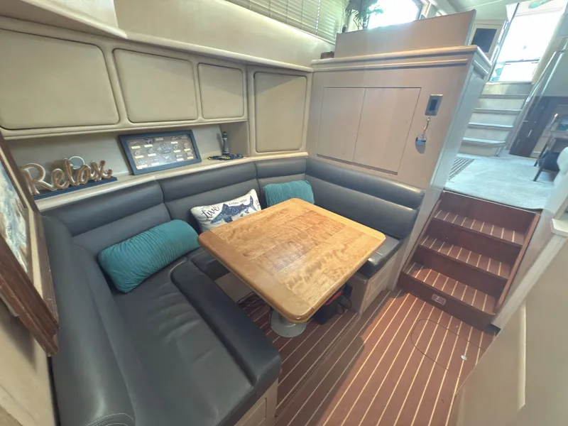 Slide: The Image of Hatteras 52 Cmy 1990 - 40