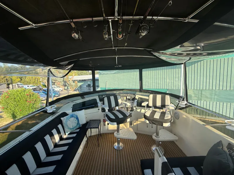 Slide: The Image of Hatteras 52 Cmy 1990 - 42