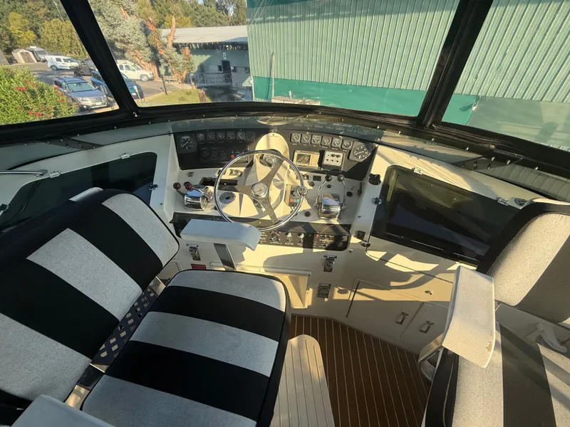 Slide: The Image of Hatteras 52 Cmy 1990 - 43