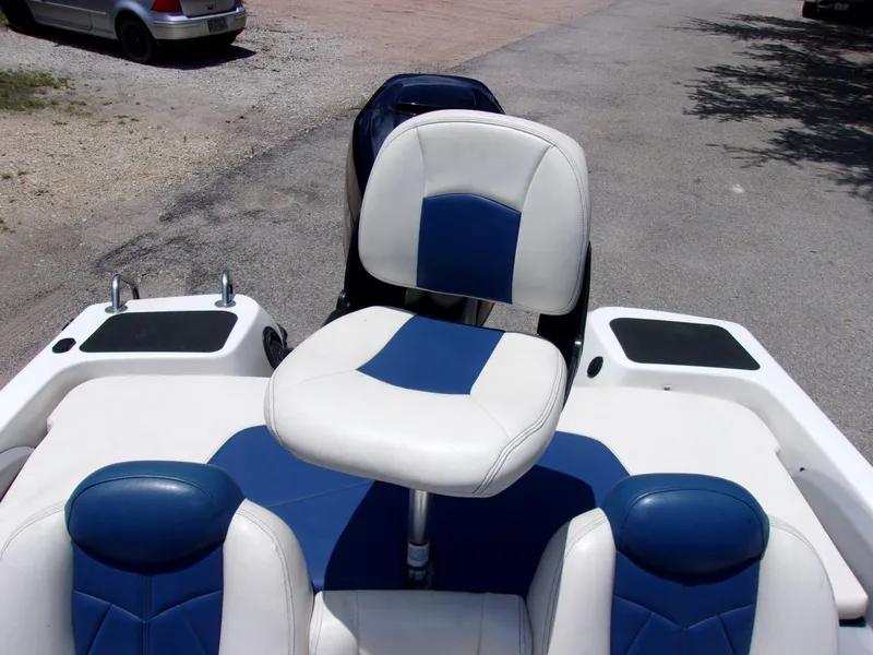 Slide: The Image of 2007 Skeeter SL 180 boat with blue and white seating. - 9