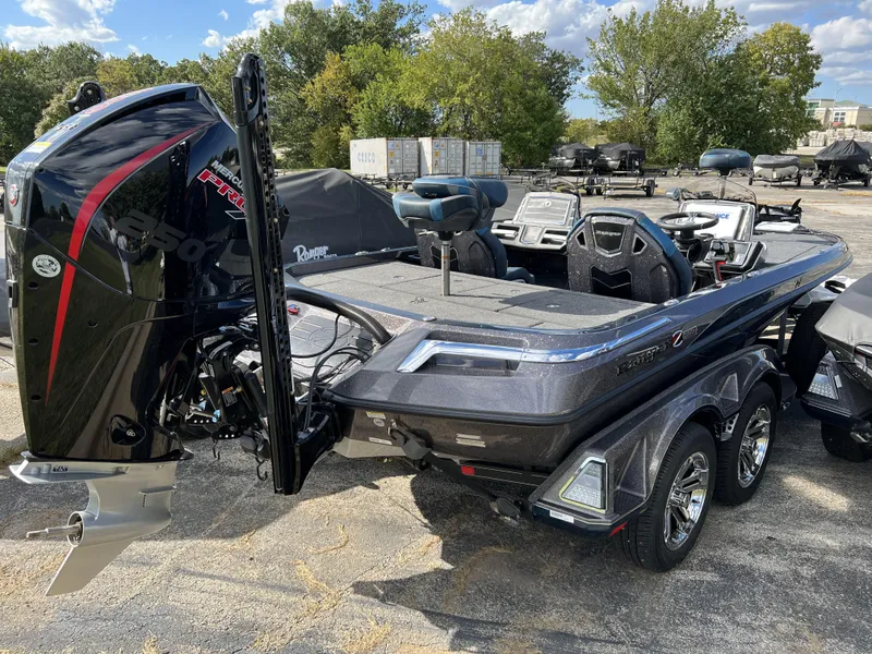 Slide: The Image of 2024 Ranger Z520R boat cockpit with Lowrance system, steering wheel, and blue seating. - 3