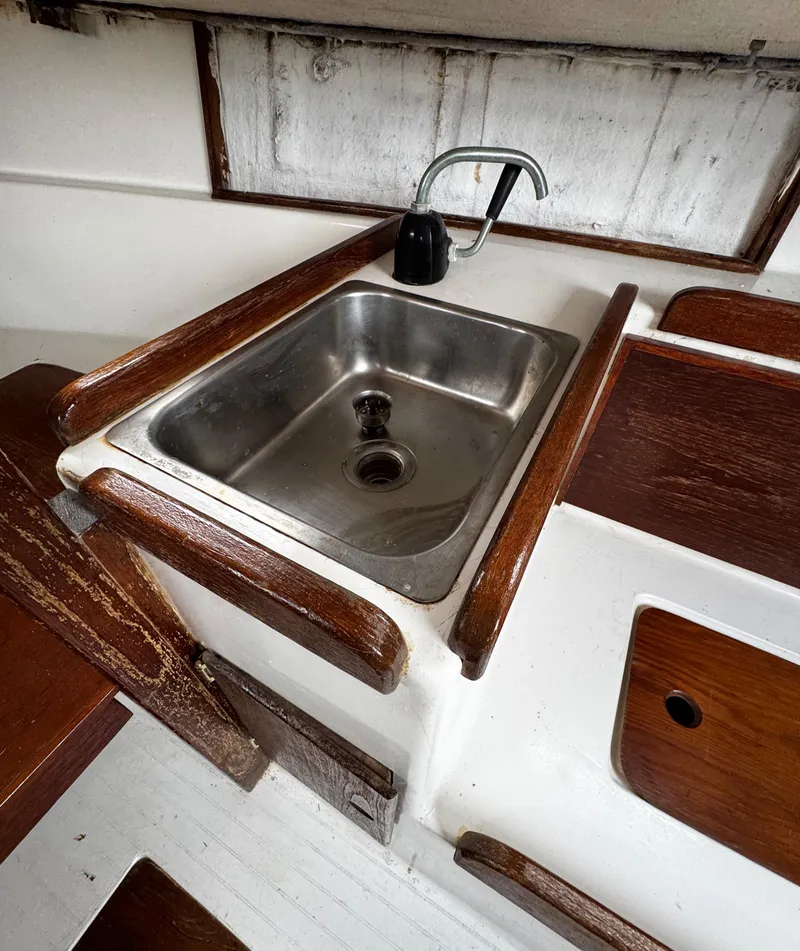 Slide: The Image of 1982 Alberg 22 - 37