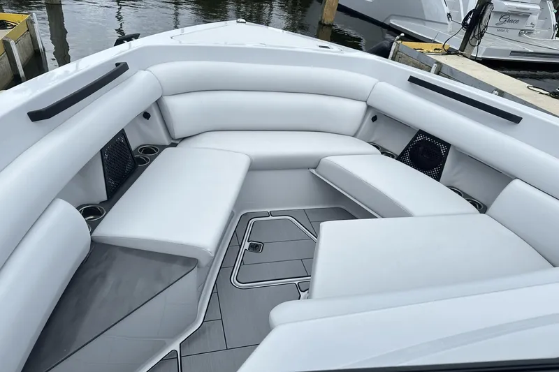 Slide: The Image of Aviara AV32 Outboard 2024 - 14