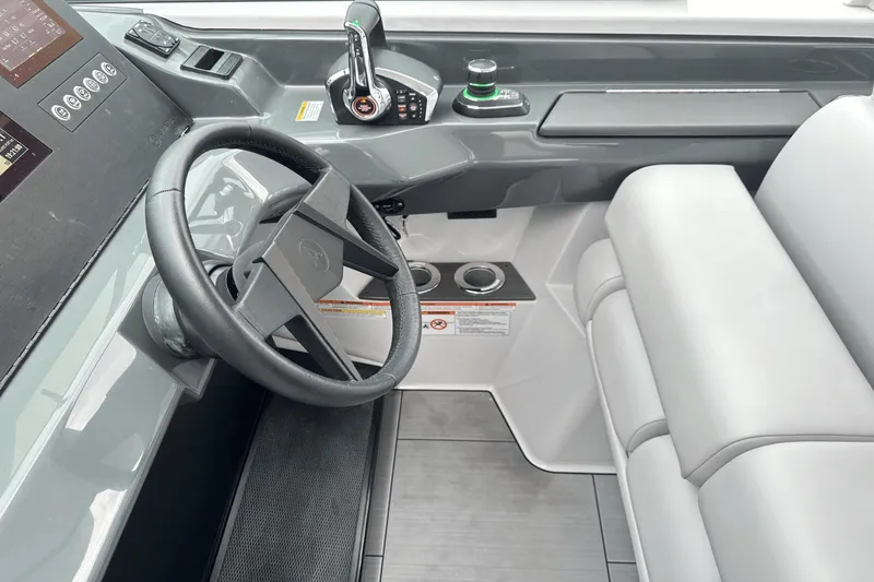 Slide: The Image of Aviara AV32 Outboard 2024 - 19