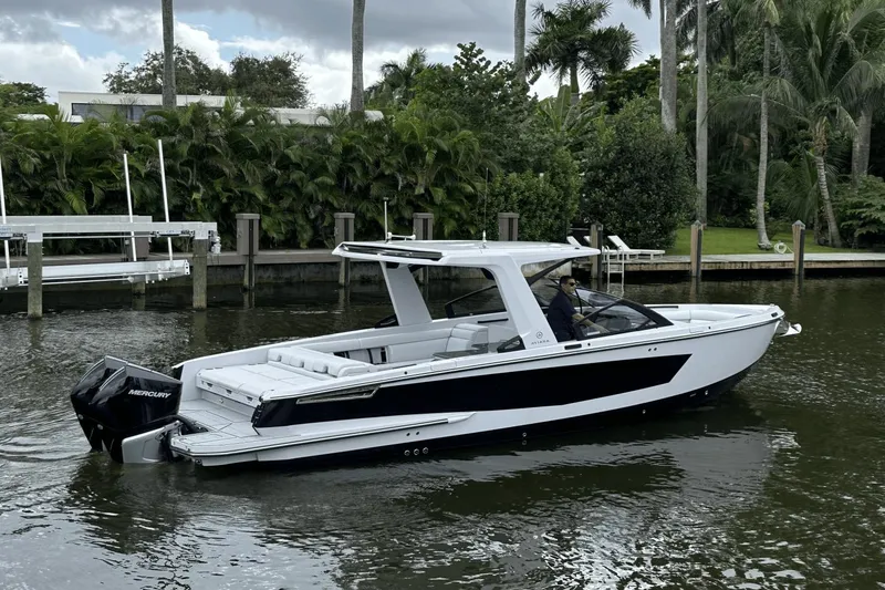 Slide: The Image of Aviara AV32 Outboard 2024 - 2