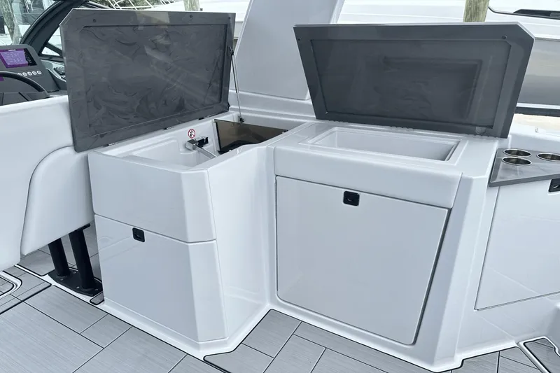 Slide: The Image of Aviara AV32 Outboard 2024 - 22