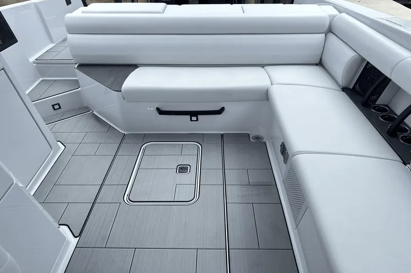 Slide: The Image of Aviara AV32 Outboard 2024 - 26