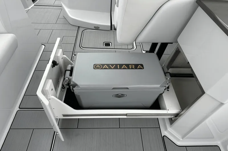 Slide: The Image of Aviara AV32 Outboard 2024 - 31