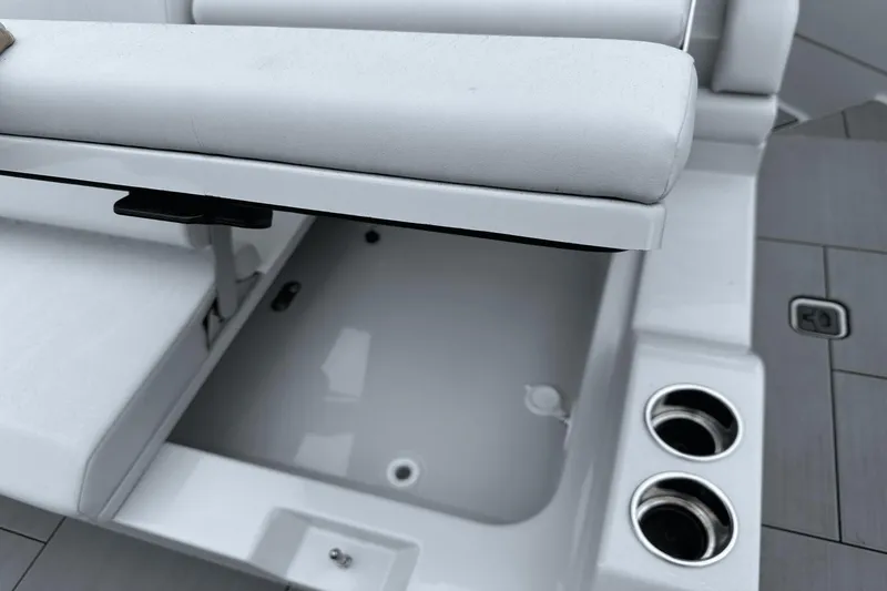 Slide: The Image of Aviara AV32 Outboard 2024 - 34