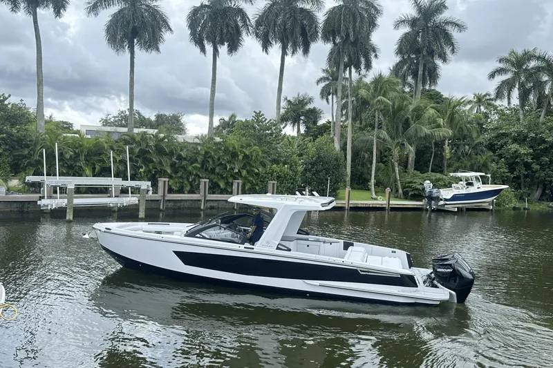 Slide: The Image of Aviara AV32 Outboard 2024 - 5